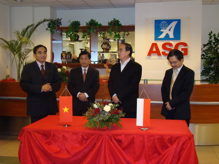 Đoàn đại biểu chính phủ Việt Nam do phó thủ tướng Nguyễn Thiện Nhân dẫn đầu đến thăm Trung tâm Thương mại ASG